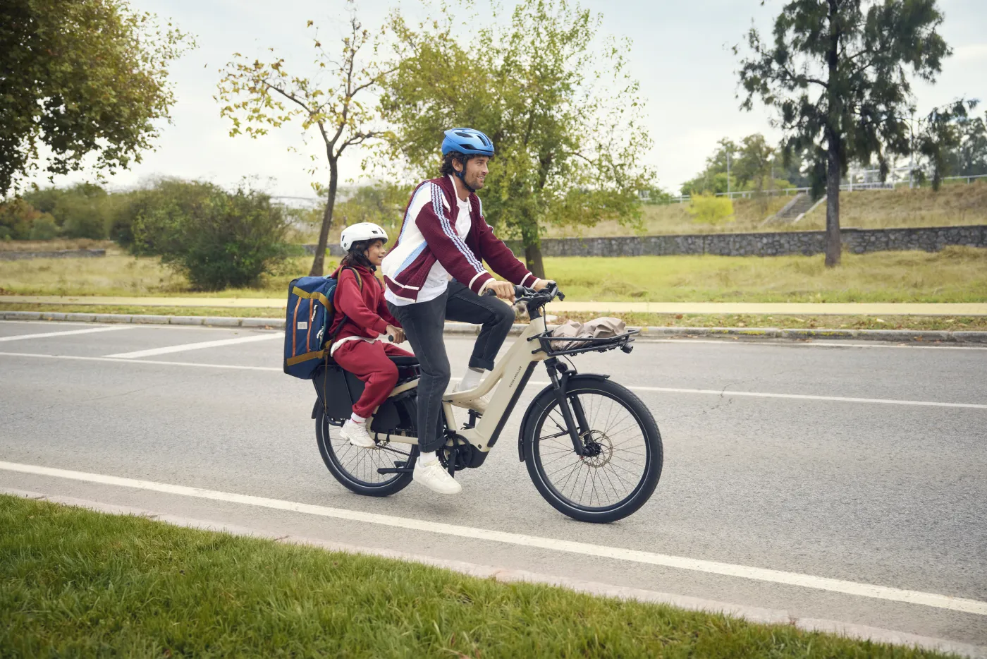 Vater mit Kind auf einem Lastenrad