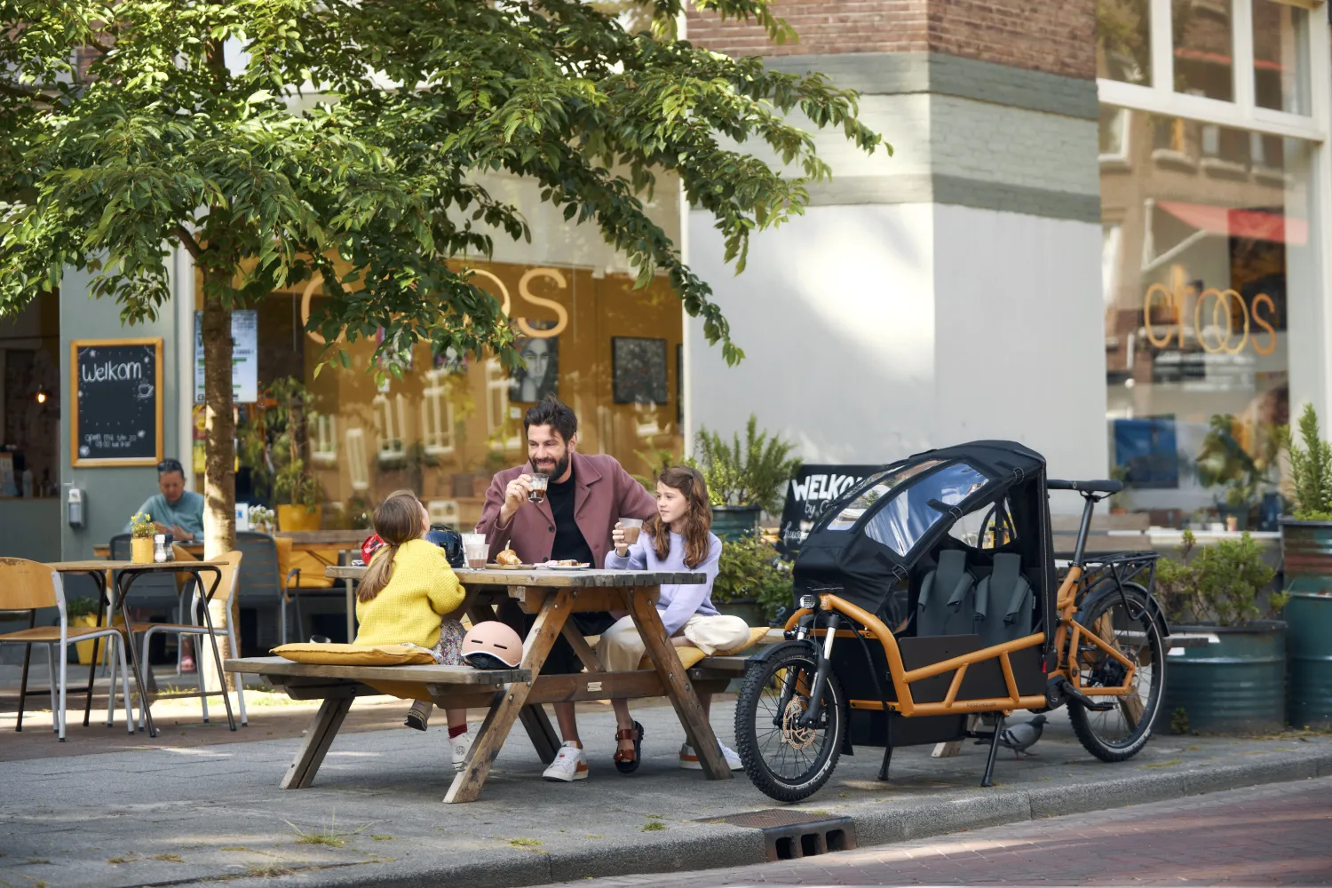 Familie mit Lastenrad in der Stadt