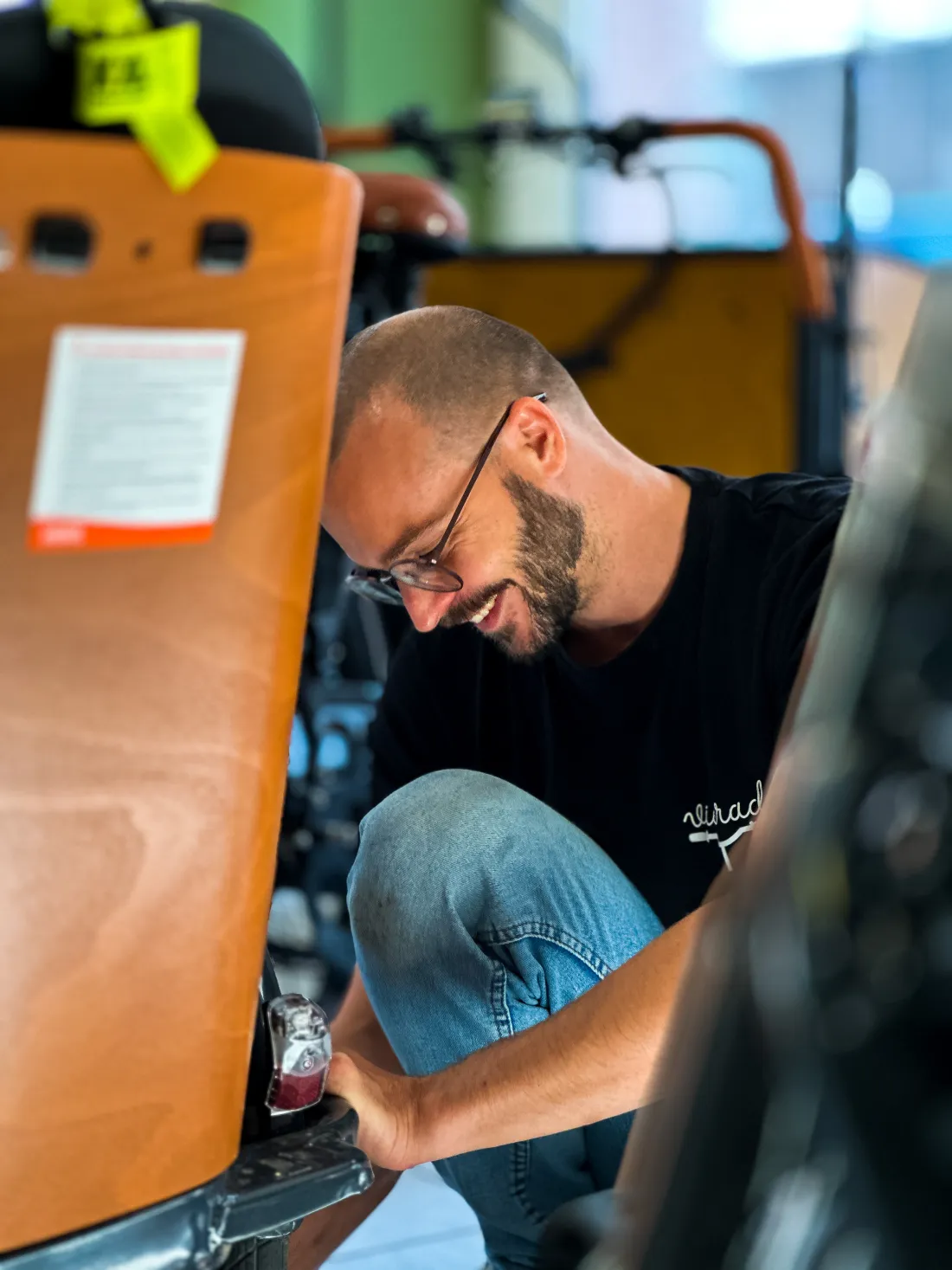 Martin von vielrad bei der Arbeit an einem Fahrrad